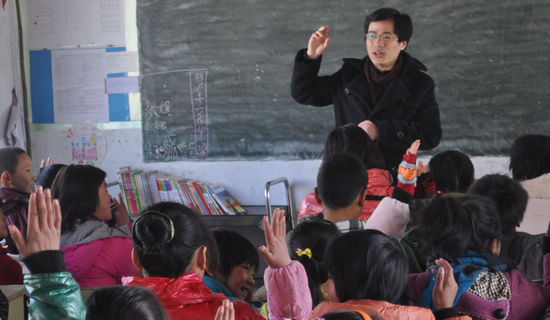 潘亮“随手送书下乡”在邳州市耿庄小学演讲